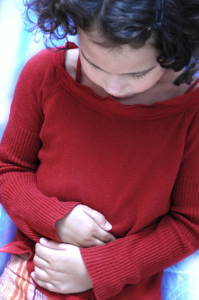 Typische Symptome des Morbus Crohn sind Unwohlsein und häufige Bauchschmerzen, insbesondere im rechten Unterbauch. (© dalaprod - Fotolia.com)