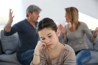 Der Kinder- und Jugendarzt kann bei Problemen mit pubertierenden Jugendlicen helfen. (© goodluz - Fotolia.com)