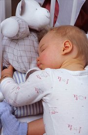 Schlafendes Baby mit Teddy