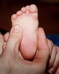 Fußmassage beim Baby