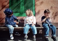 Vorschulkinder lernen sich gegenseitig abzusprechen.