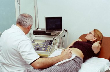 Augenschäden, Taubheit, Herzfehlern und Hirnschädigungen des Kindes können die Folgen einer Rötel-Infektion in der Schwangerschaft sein.