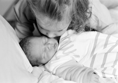 Das Bakterium Bordetella pertussis wird von Mensch zu Mensch z.B. durch Küssen übertragen.