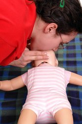 Erste-Hilfe-Maßnahme Beatmung (© Roman Milert - Fotolia.com)beim Baby