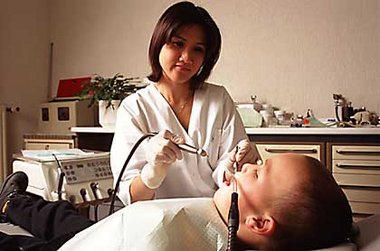 Kariesbehandlung beim Zahnarzt.