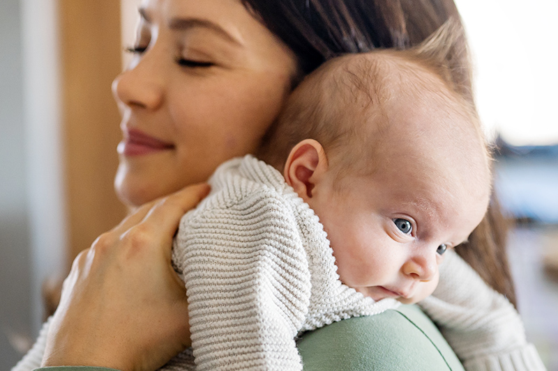 Das Baby sollte nach seinem Bedarf gestillt werden.