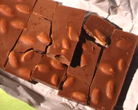 Süßigkeiten wie Schokolade tragen zu Verstopfung bei.