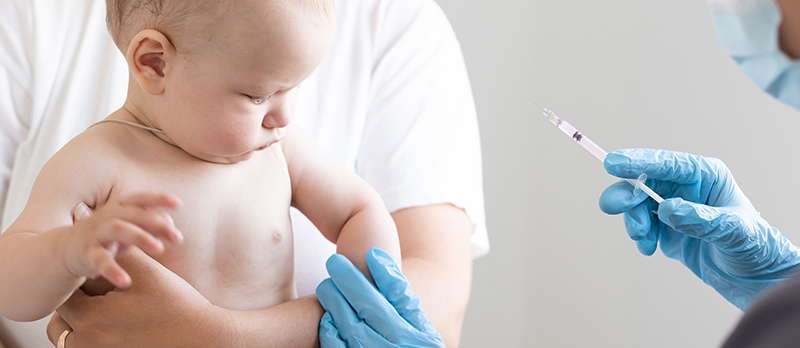 Baby bei Impfung